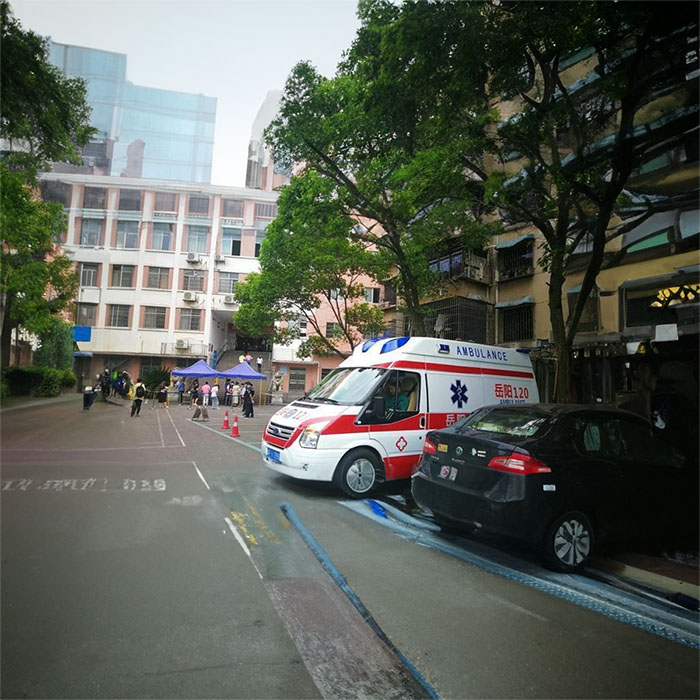 西宁私人救护车租赁收费