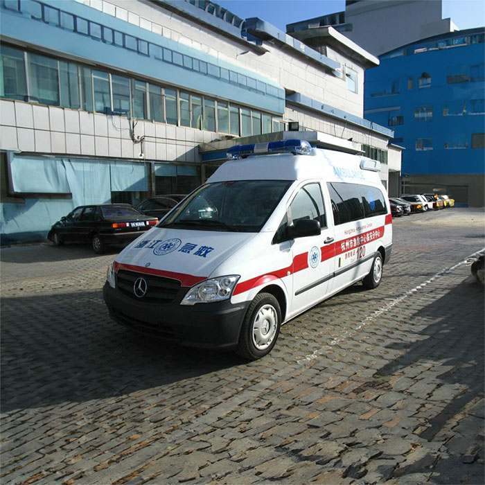西宁出租救护车联系电话