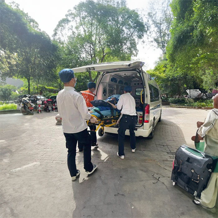 西宁私人救护车出租收费