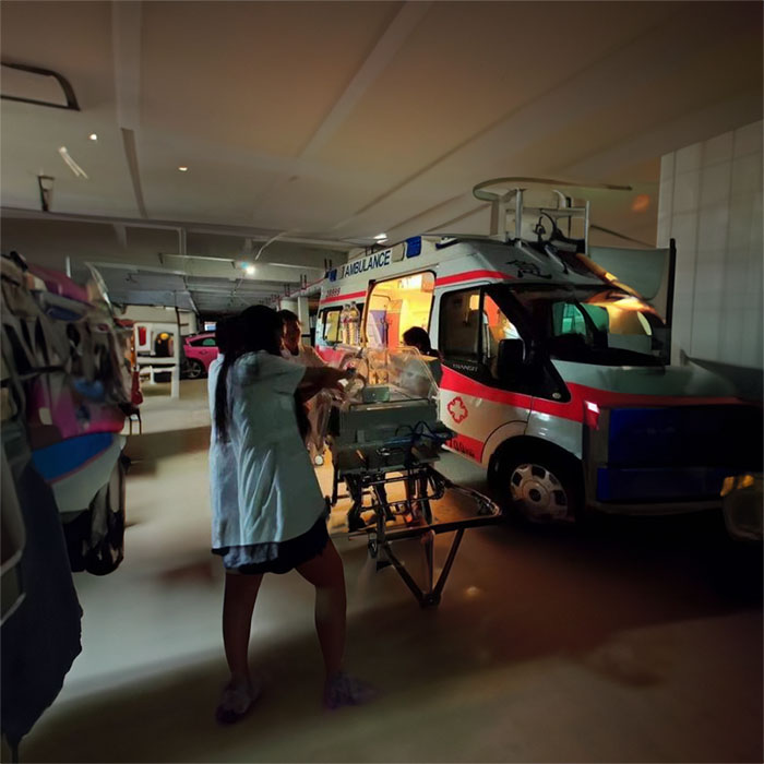 西宁出租救护车联系电话