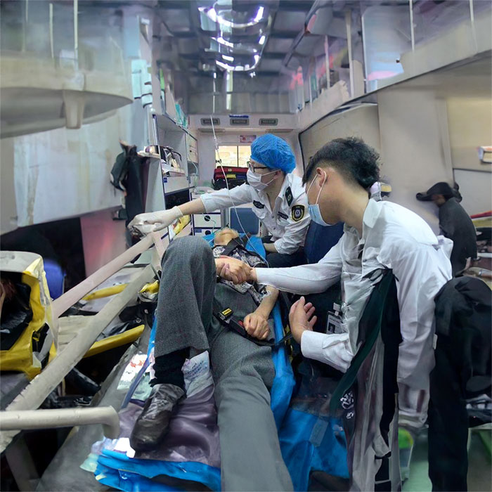 西宁出租救护车联系电话