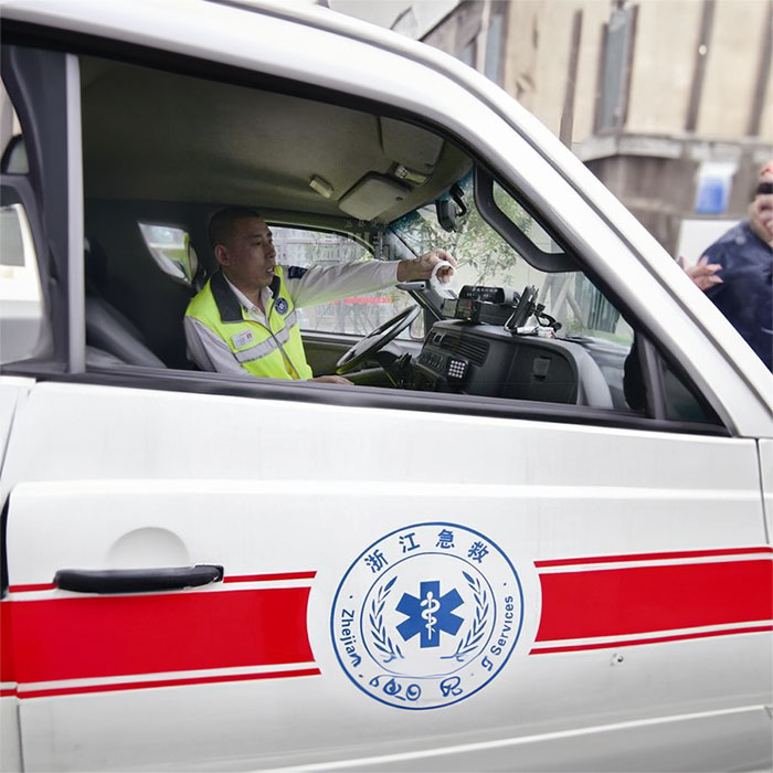 西宁救护车出租联系电话