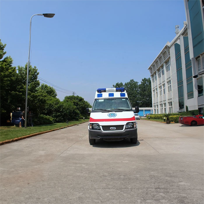 西宁私人救护车租赁收费