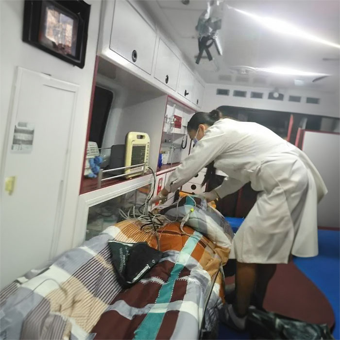 西宁出租救护车联系电话