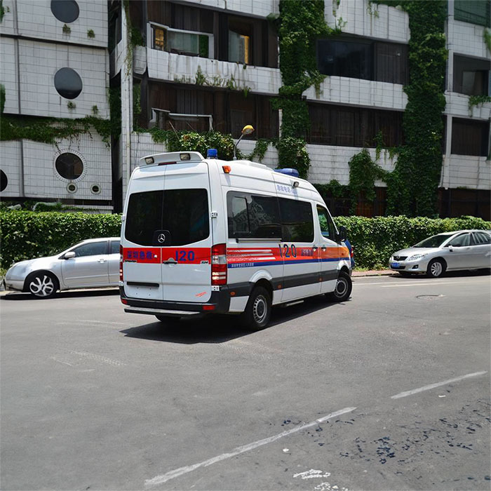 西宁救护车租赁电话