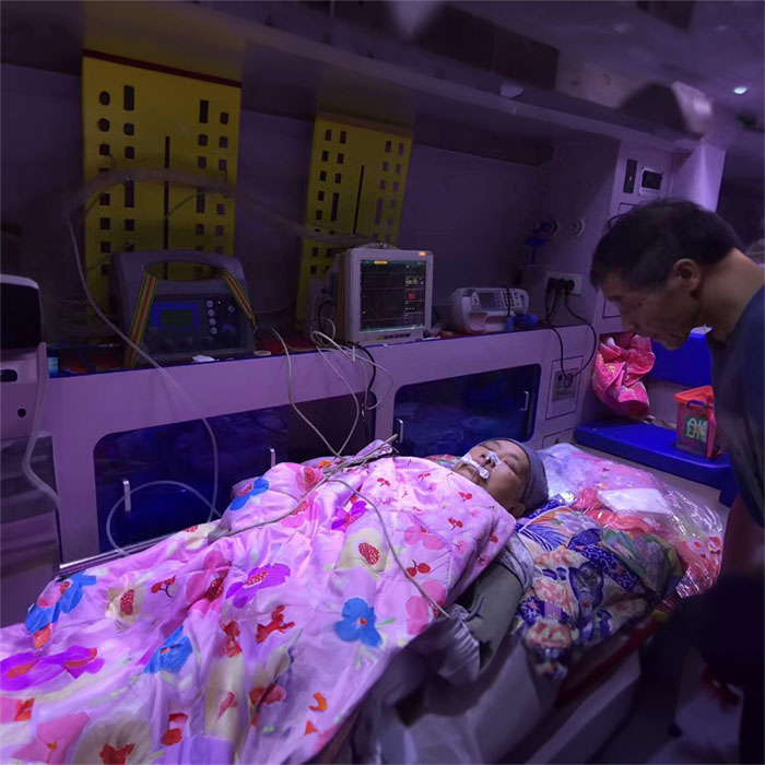 西宁出租救护车联系电话