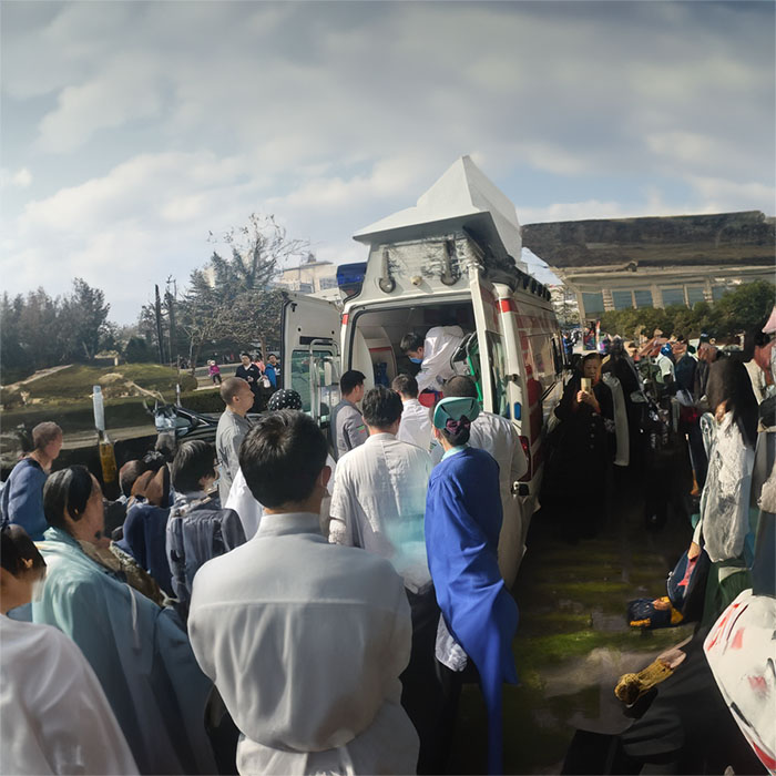 青海省藏医院租用私人救护车到湖南长沙跨省救护车出租哪里实惠