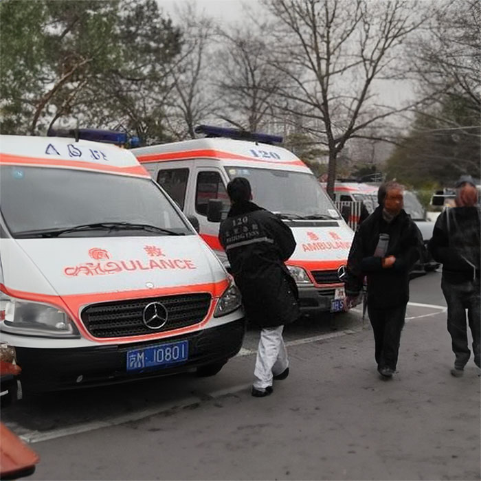 青海省藏医院租用私人救护车到陕西延安哪里有私家救护车出租