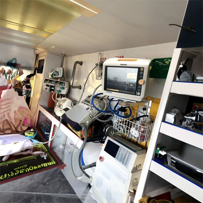 西宁康馨中西医门诊部租赁私人救护车转运到广东广州出租救护车一般多少钱一辆