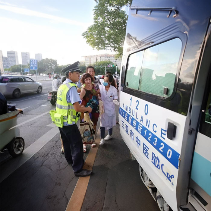 西宁康馨中西医门诊部租用私人救护车护送到陕西渭南跨省120救护车出租多少钱