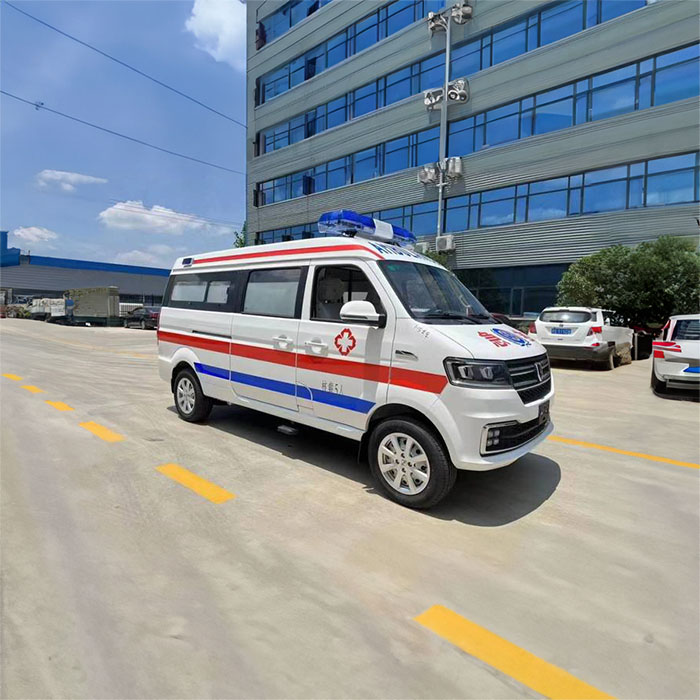 青海省西宁交通医院租赁私人救护车转运到新疆巴音郭楞救护车出租一般多少钱