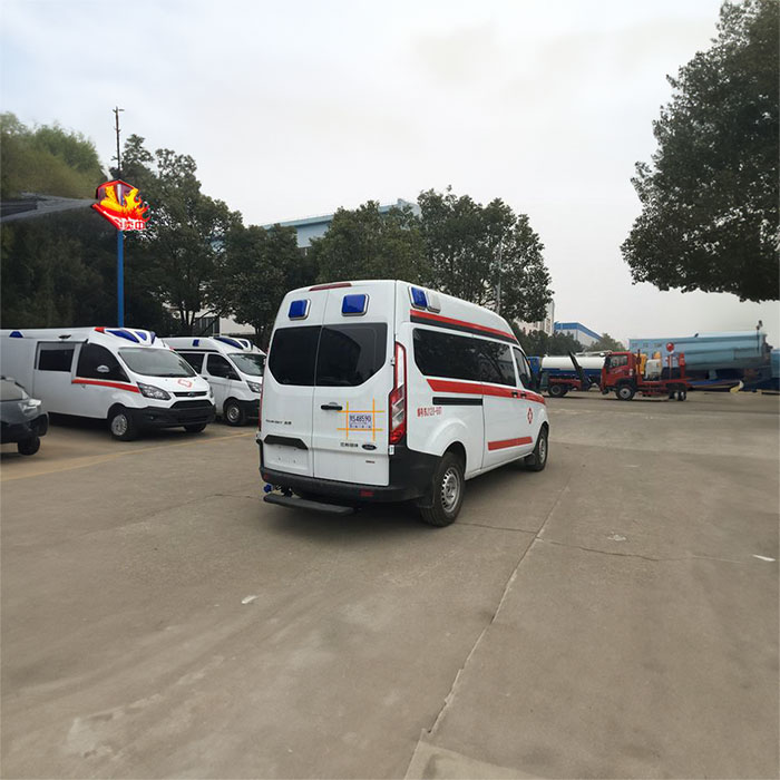 青海省藏医院租用私人救护车护送到新疆和田哪里有带呼吸机的救护车出租