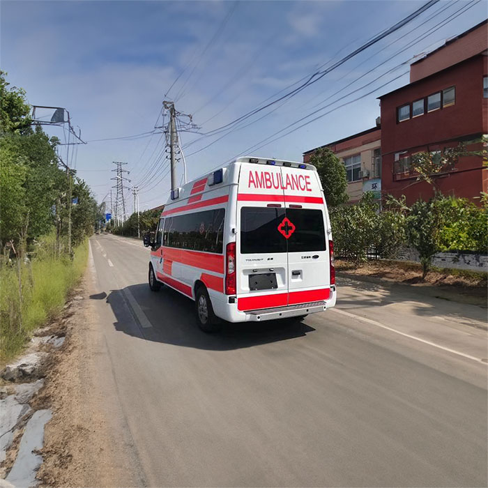 西宁市第二人民医院租救护车到黑龙江佳木斯救护车出租 多少钱