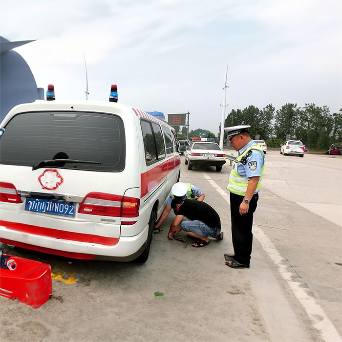 西宁大通金华医院预约私人救护车租赁到广东惠州救护车出租多少钱