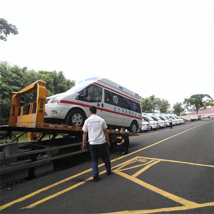 青海省第四人民医院(青海省传染病医院)私人救护车出租到西藏山南救护车长途出租多少钱一公里