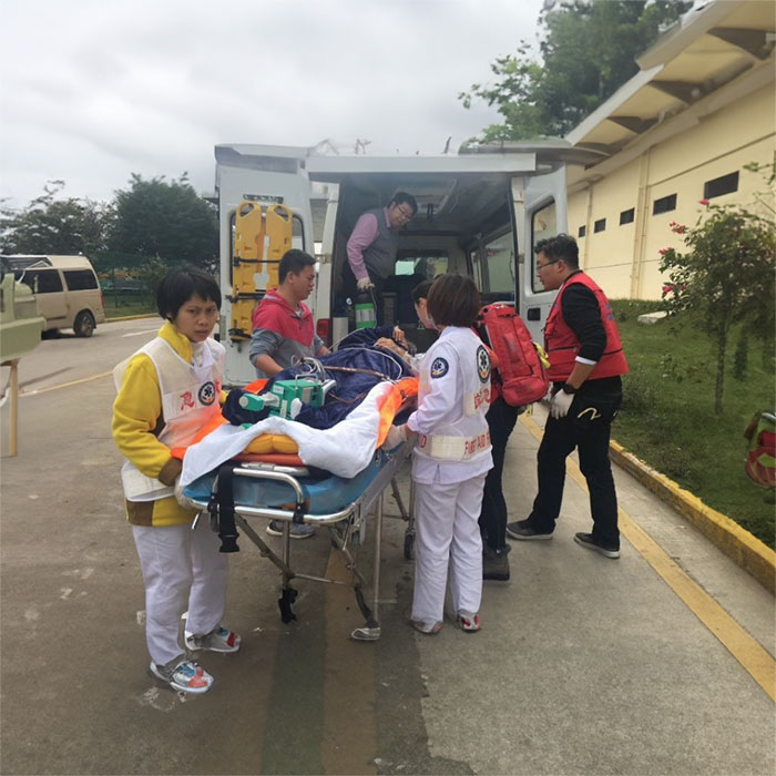 青海省精神卫生防治院私人救护车租赁到新疆胡杨河救护车出租 多少钱一辆