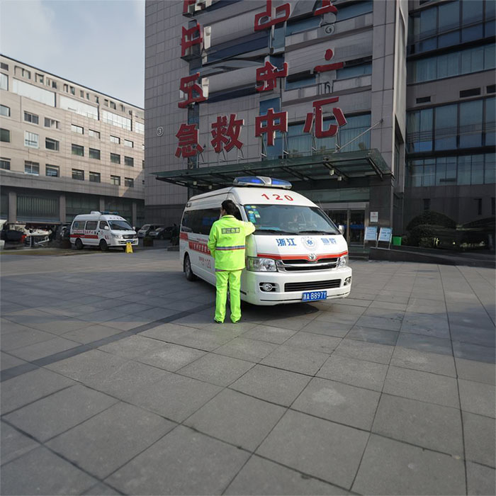 西宁市城东区互助中路社区卫生院租赁私人救护车转运到贵州六盘水正规救护车出租电话多少