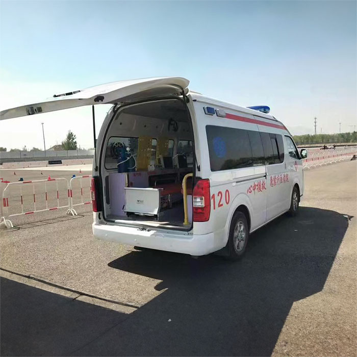 西宁市城东区在水一方社区卫生院租赁私人救护车转运到青海果洛出租救护车多少钱