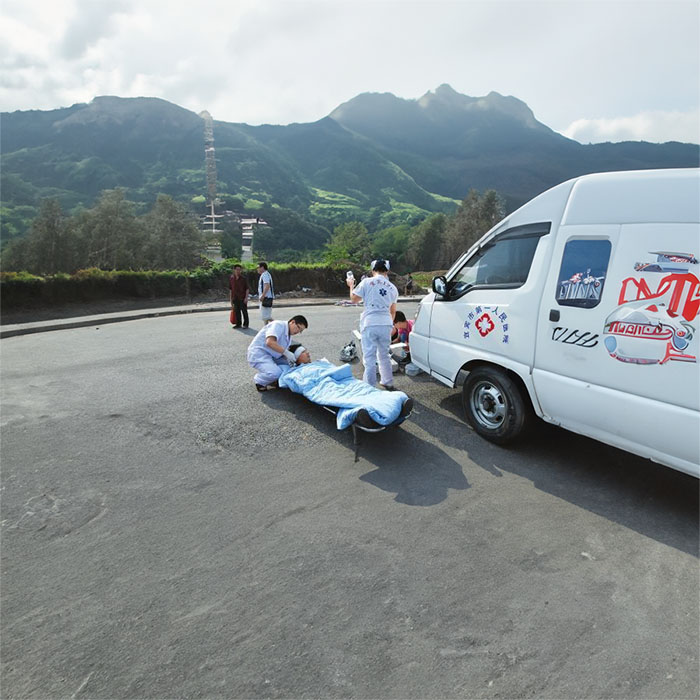 西宁市城中区民济中西医诊所租赁私家救护车转院到新疆双河120救护车出租费用是多少