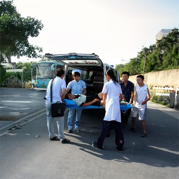 青海大学附属医院租赁私家救护车转院到云南昆明救护车出租一般多少钱租赁