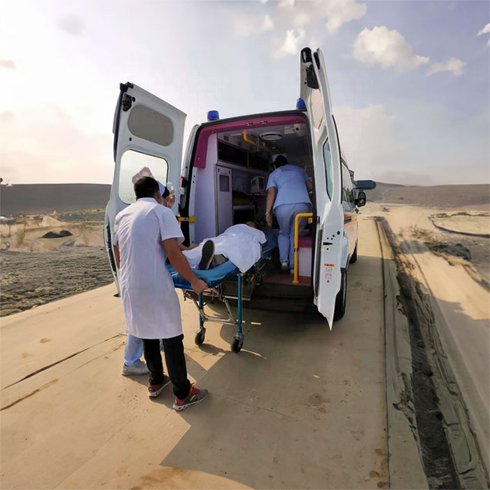 西宁东方医院租用私人救护车到辽宁大连救护车出租哪里好