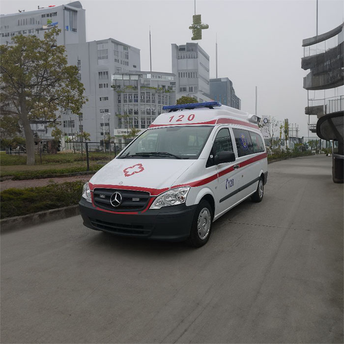 西宁青北皮肤病医院预约私人救护车转运到云南迪庆救护车出租要交多少钱