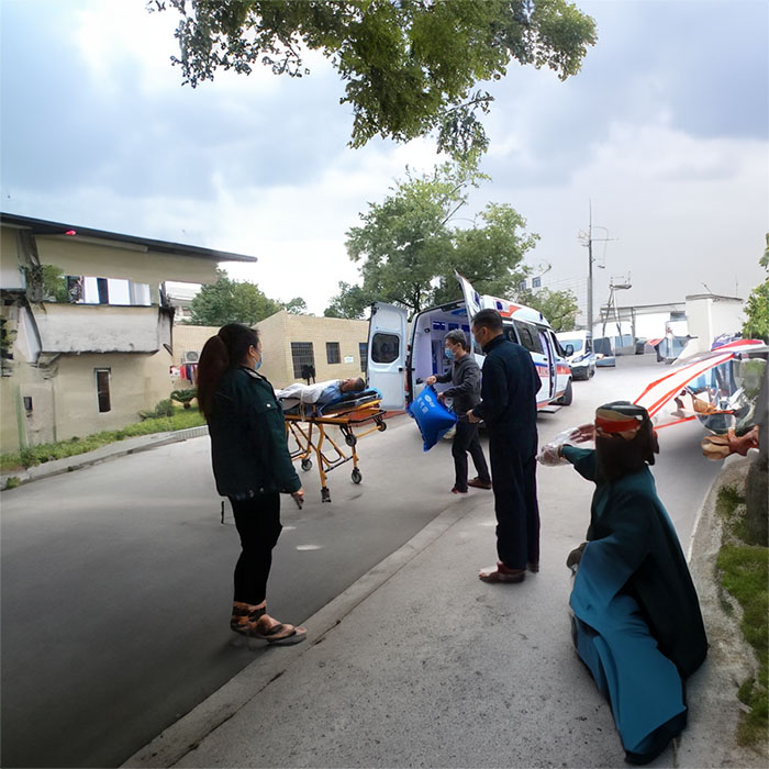 青海红十字医院青海省监狱管理局中心医院租救护车护送到新疆克拉玛依救护车出租转院多少钱