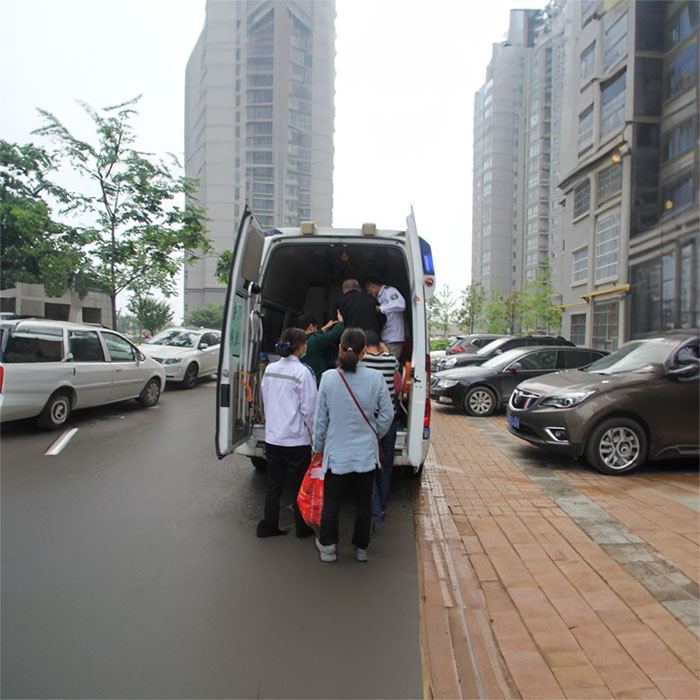 青海省藏医院120私人救护车租赁到广东云浮哪里有救护车出租 多少钱