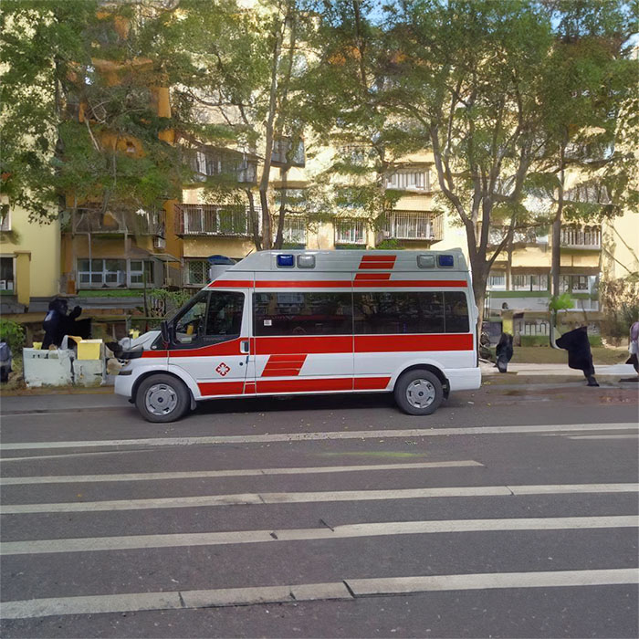 西宁超微骨科医院租120私人急救车到青海海南救护车租赁多少钱出租公司