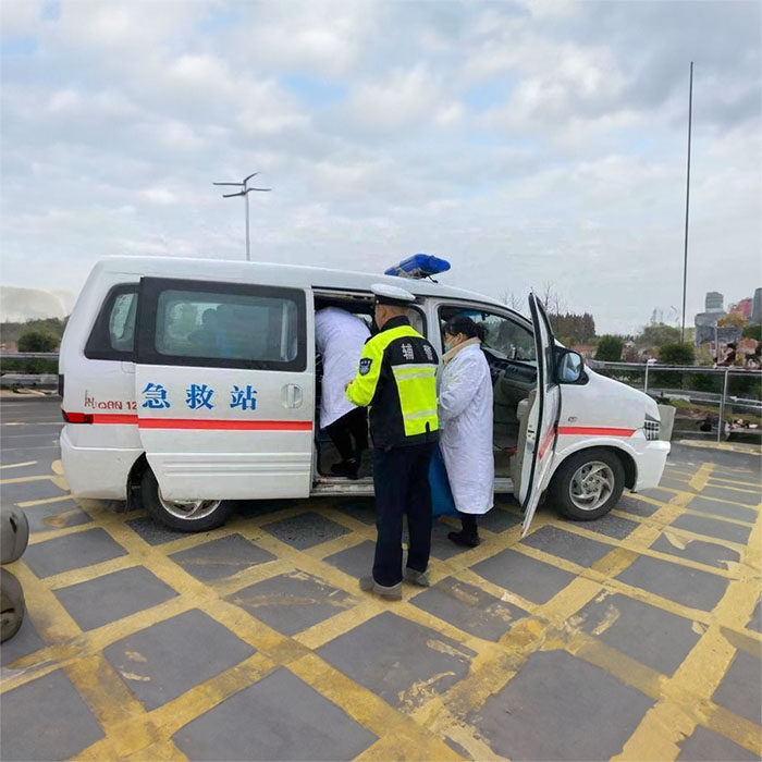 青大附院租用私人救护车到新疆石河子救护车出租价格大概多少钱一公里