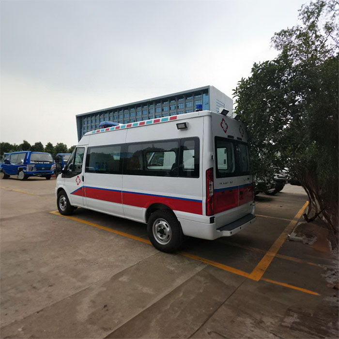 西宁东方医院私人救护车出租到辽宁铁岭救护车出租一般多少钱租用