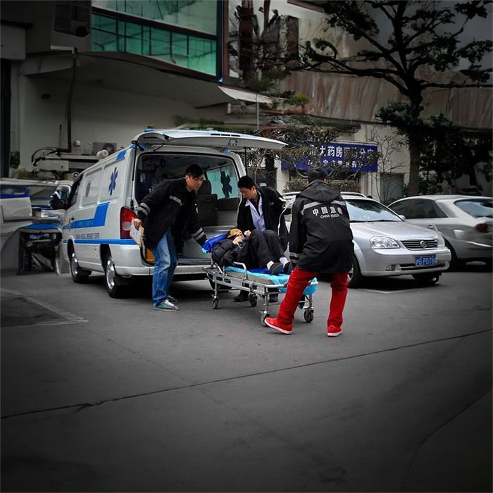 西宁市城西区万平门诊部租私人救护车转院到湖北孝感正规救护车出租电话多少