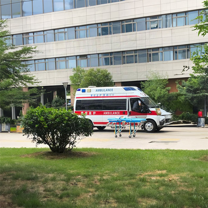 西宁现代妇产医院租用私人救护车护送到云南迪庆救护车出租哪个公司好