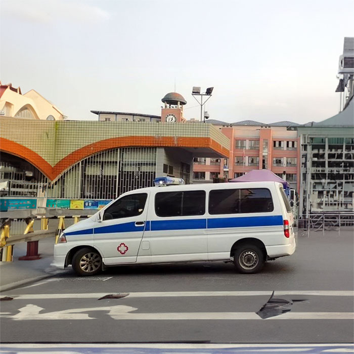 西宁市生殖保健院租赁私家救护车转院到山东泰安救护车租赁多少钱出租公司