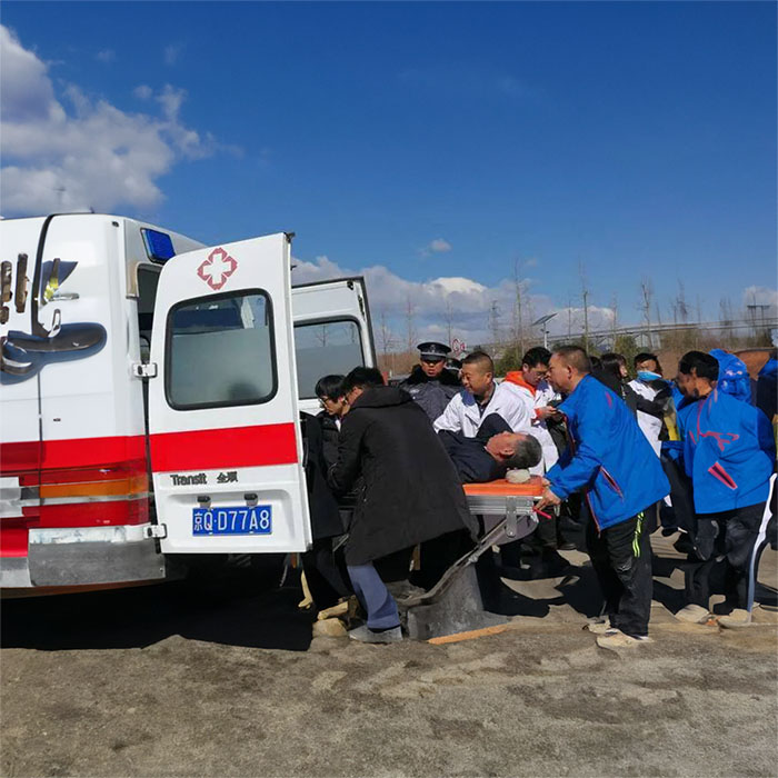 西宁市城东区乐家湾镇卫生院出租急救车护送到江苏无锡哪里能租到救护车出租