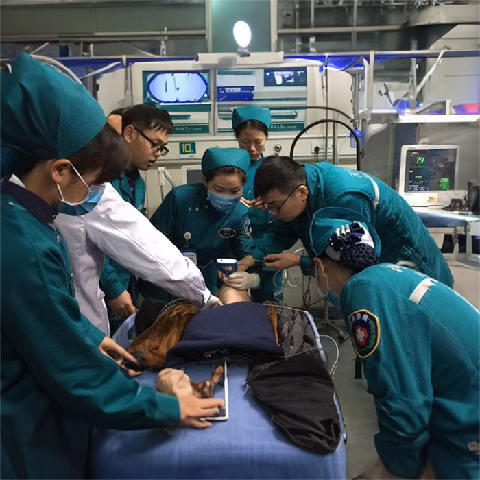 青海红十字医院青海省监狱管理局中心医院租救护车护送到青海果洛出租救护车一般多少钱