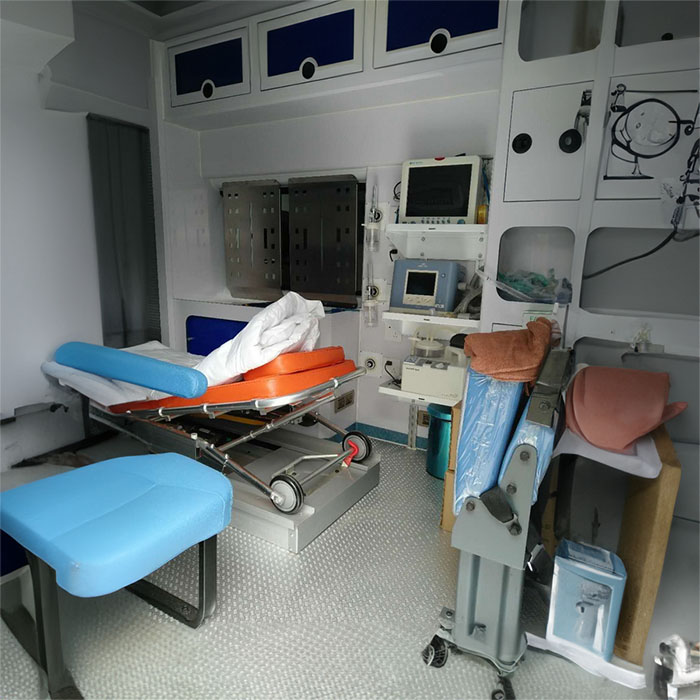 西宁市城东区东关大街社区卫生院租救护车护送到黑龙江双鸭山救护车出租收费多少