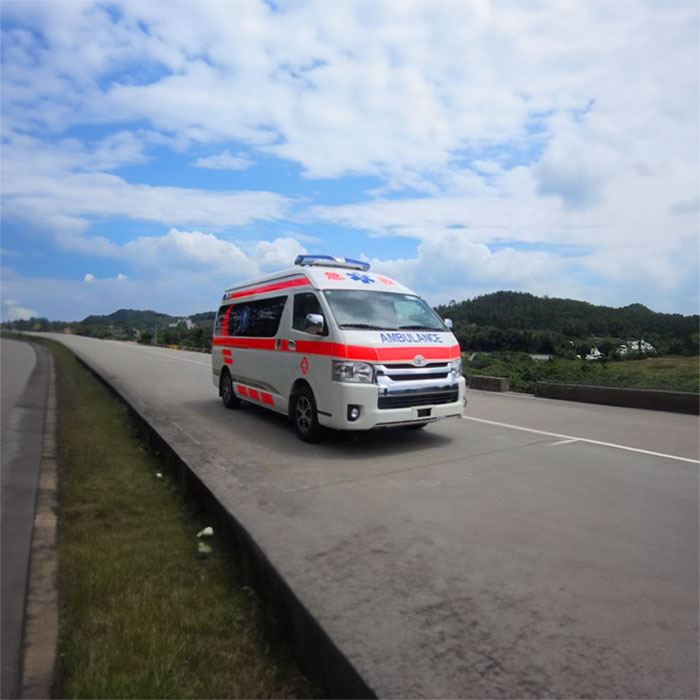 西宁市城中区民济中西医诊所租赁正规救护车到四川自贡救护车出租一般多少钱公司