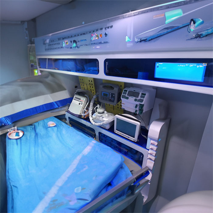 西宁市城中区民济中西医诊所租用私人救护车护送到新疆克拉玛依正规救护车出租电话多少