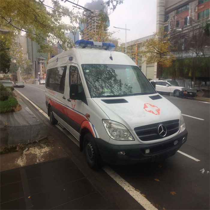 西宁现代妇产医院租120私人急救车到广西防城港医院救护车叫一次多少钱 出租