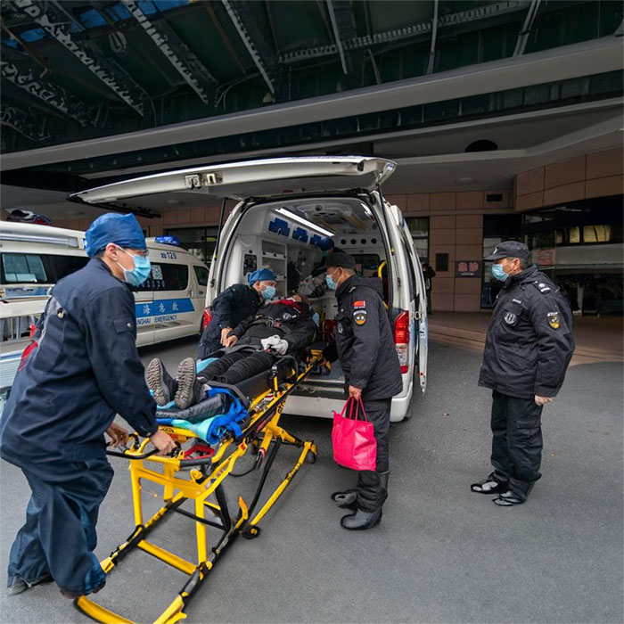 西宁大通金华医院120私人救护车租赁到新疆五家渠跨省救护车出租哪里靠谱