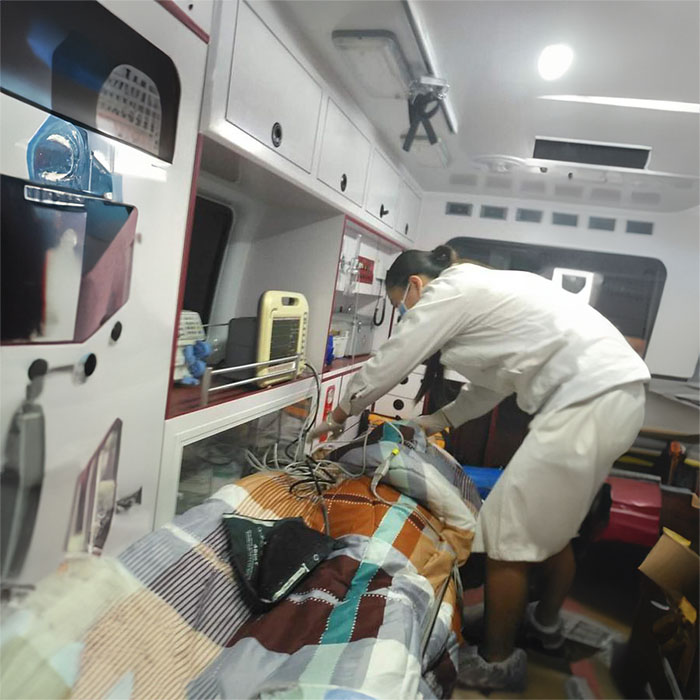 西宁市城东区七一社区卫生服务站租私家救护车转院到山西太原出租救护车一般多少钱一辆