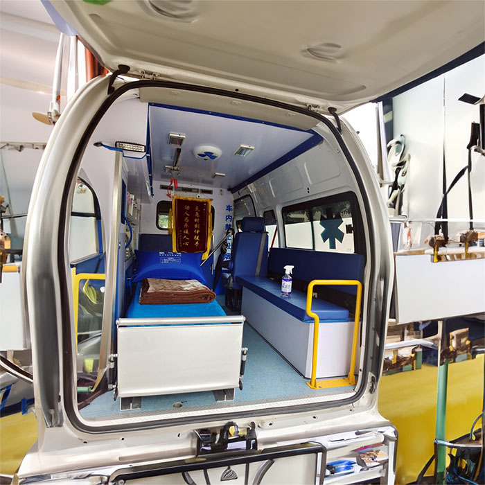 青大附院租用私人救护车到广东潮州出租救护车一般多少钱