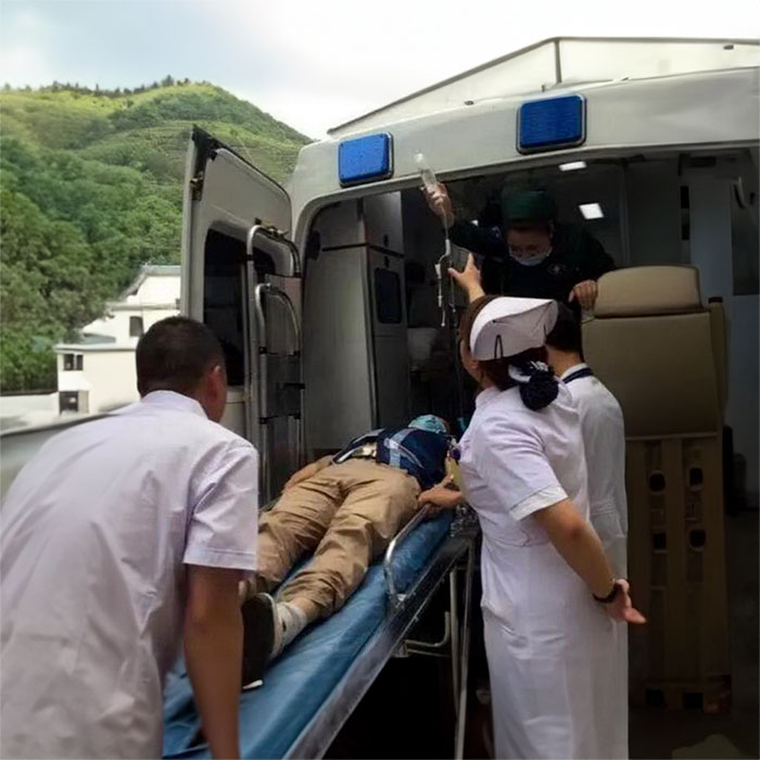 青海省心血管病专科医院出租急救车护送到四川阿坝120救护车出租费多少钱