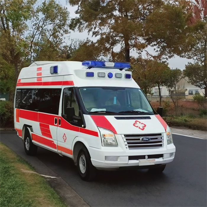 青海省藏医院租用私人救护车护送到吉林延边医院救护车出租是多少钱一公里