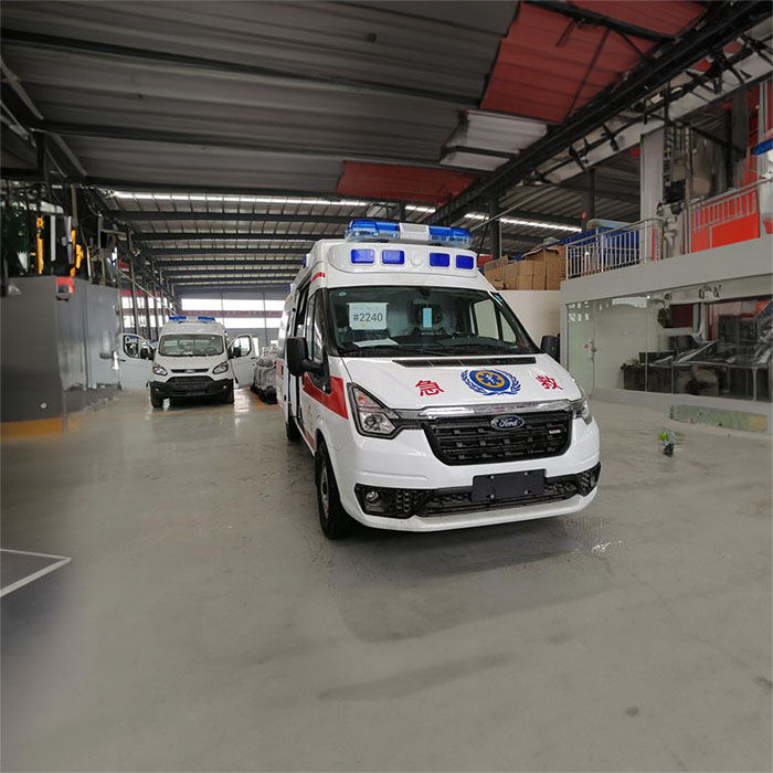 西宁市城东区建国路社区卫生院救护车出租到新疆哈密救护车出租租赁电话是多少