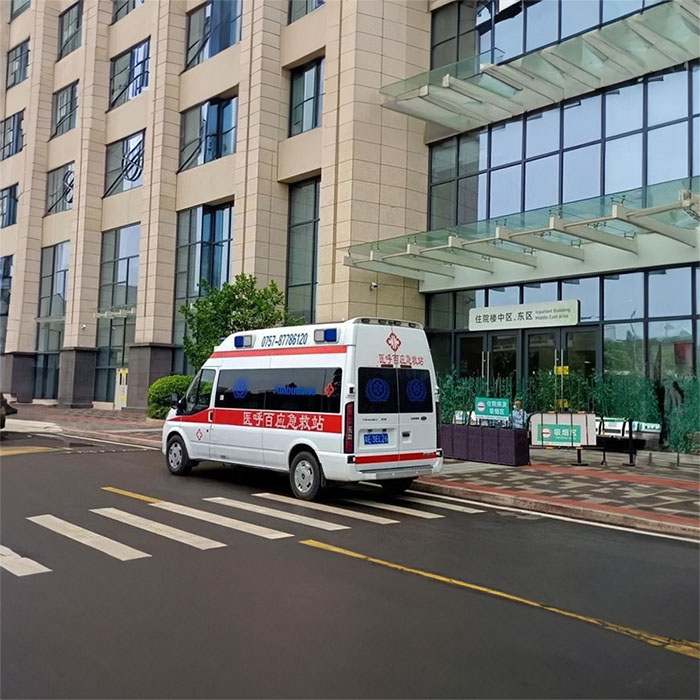 西宁市湟中县中医院预约私人救护车转运到新疆吐鲁番出租救护车一般多少钱一辆