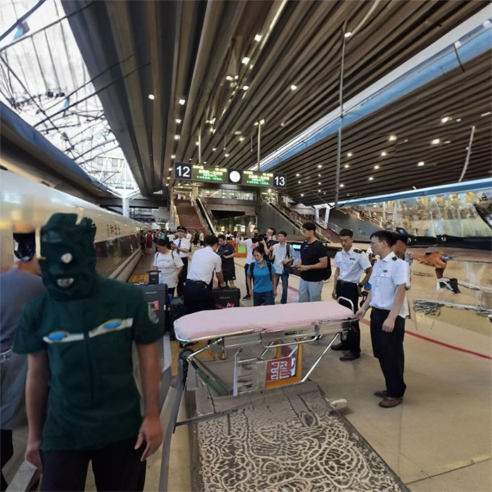 西宁青北皮肤病医院租私人救护车到广东佛山救护车出租哪个好