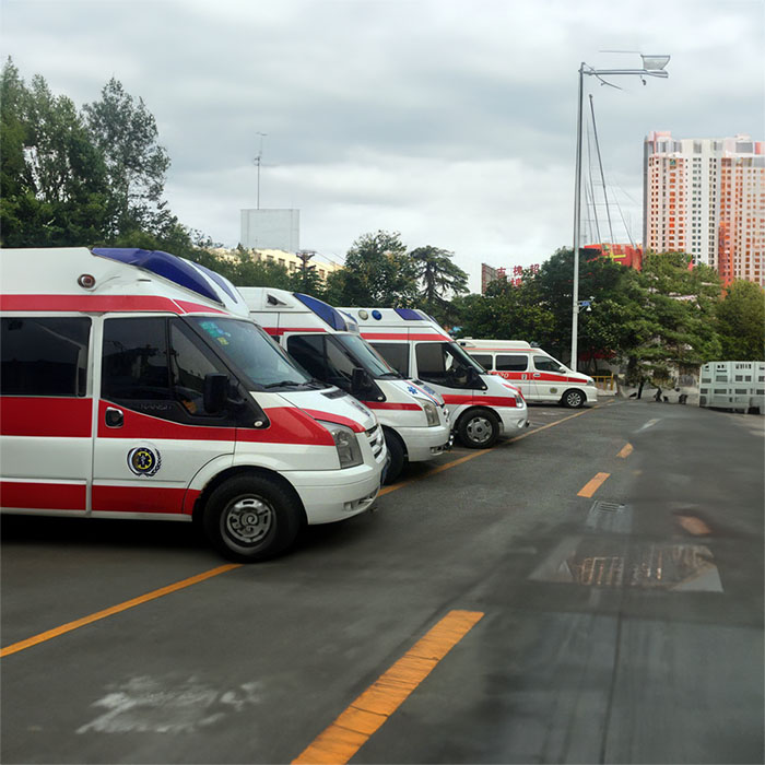 西宁市妇幼保健计划生育服务中心医院租赁私家救护车到云南德宏救护车出租收费多少钱