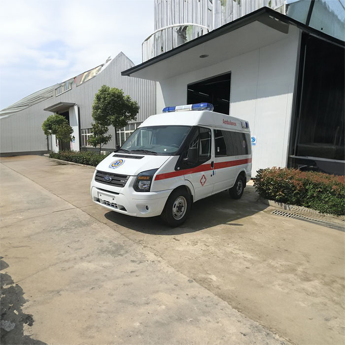 青海西宁仁济医院租赁私人救护车到新疆伊犁救护车长途出租多少钱一公里